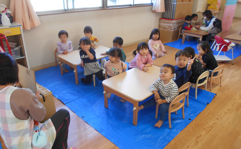 絵本の読み聞かせ