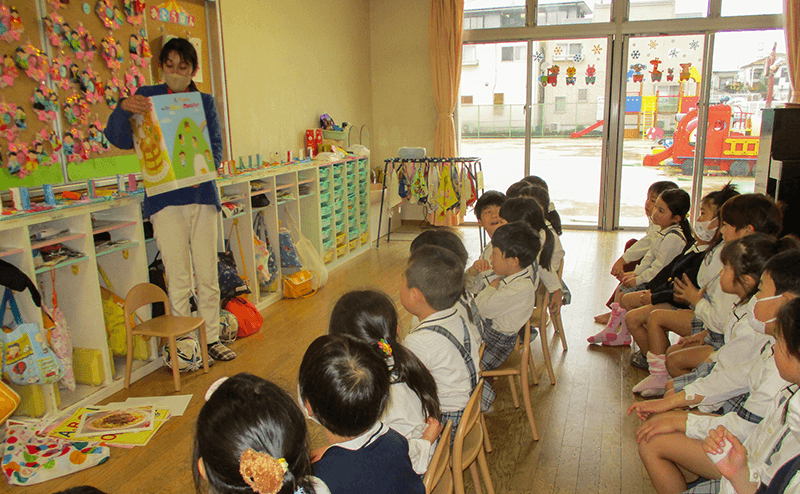 絵本の読み聞かせ